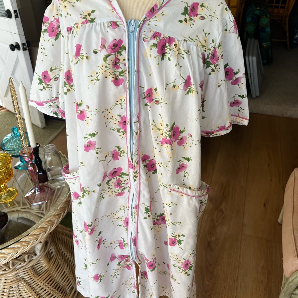 Vintage house dress - feels cotton or cotton blend zip front with pockets